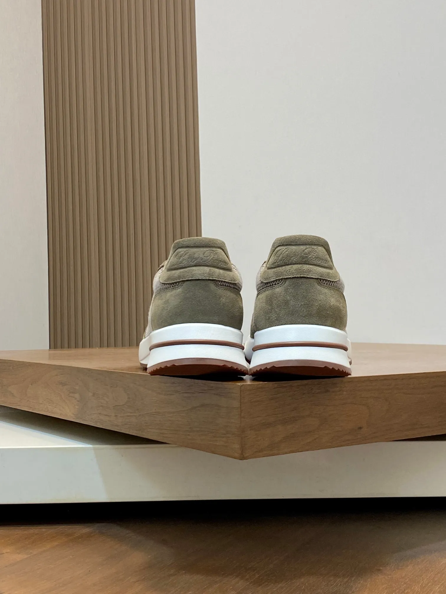 Factory price: 480💰 Loro Piana - Classic casual shoes, men's lace-up casual shoes and sneakers, high-quality lightweight and comfortable fabrics, suitable for outdoor leisure, the color scheme is young and energetic, and it looks great with sportswear or casual suits! Code number: 38-44 (45, 46, can be customized)